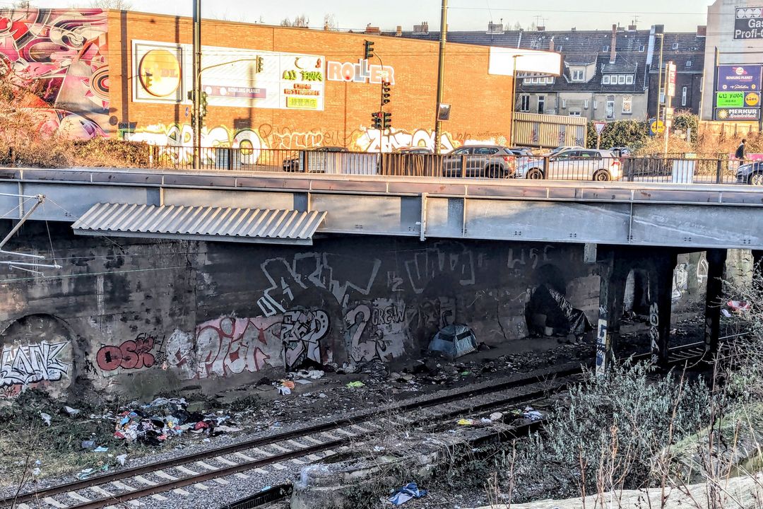 Aufnahme vom Januar 2024 an der Moskauer Straße: Unter der Brücke haben sich direkt an den Gleisen provisorische Schlafplätze und Müll angesammelt – eine Situation, die seit Langem besteht und für niemanden sicher ist. / Foto: Alexandra Scholz-Marcovich, NDOZ