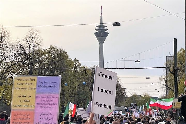 In Düsseldorf schwenkten die Demonstranten zahlreiche iranische Flaggen und Schilder mit Slogans wie "women, life, freedom" oder "They kill us in your silence #mahsaamini" / Foto: Privat