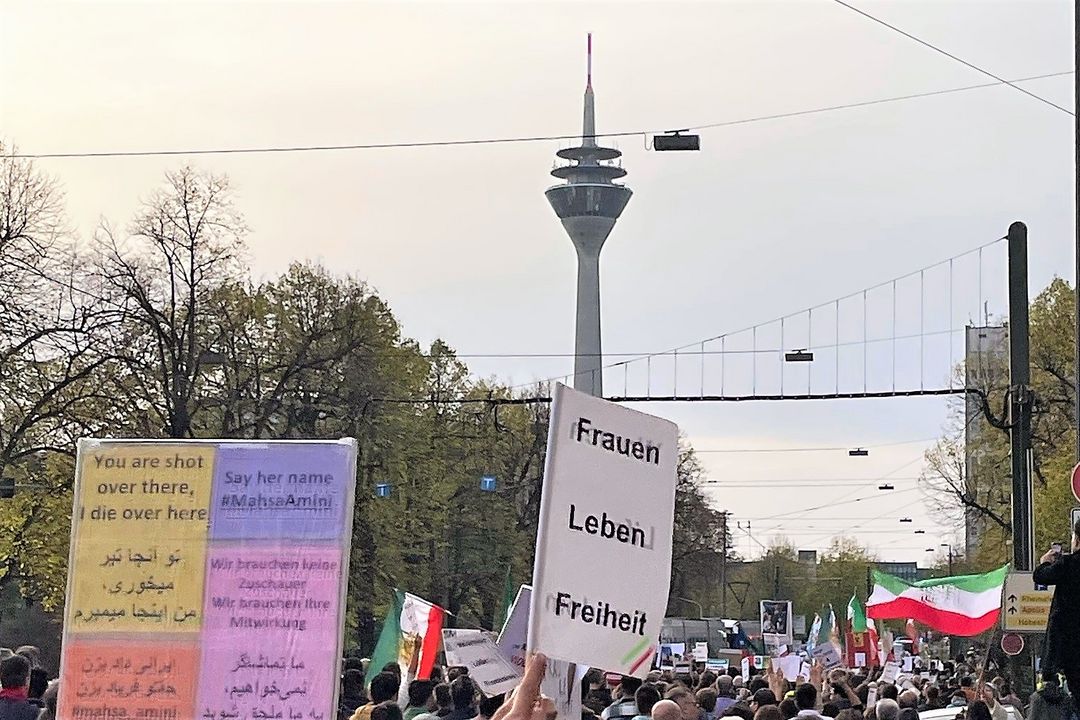 In Düsseldorf schwenkten die Demonstranten zahlreiche iranische Flaggen und Schilder mit Slogans wie "women, life, freedom" oder "They kill us in your silence #mahsaamini" / Foto: Privat