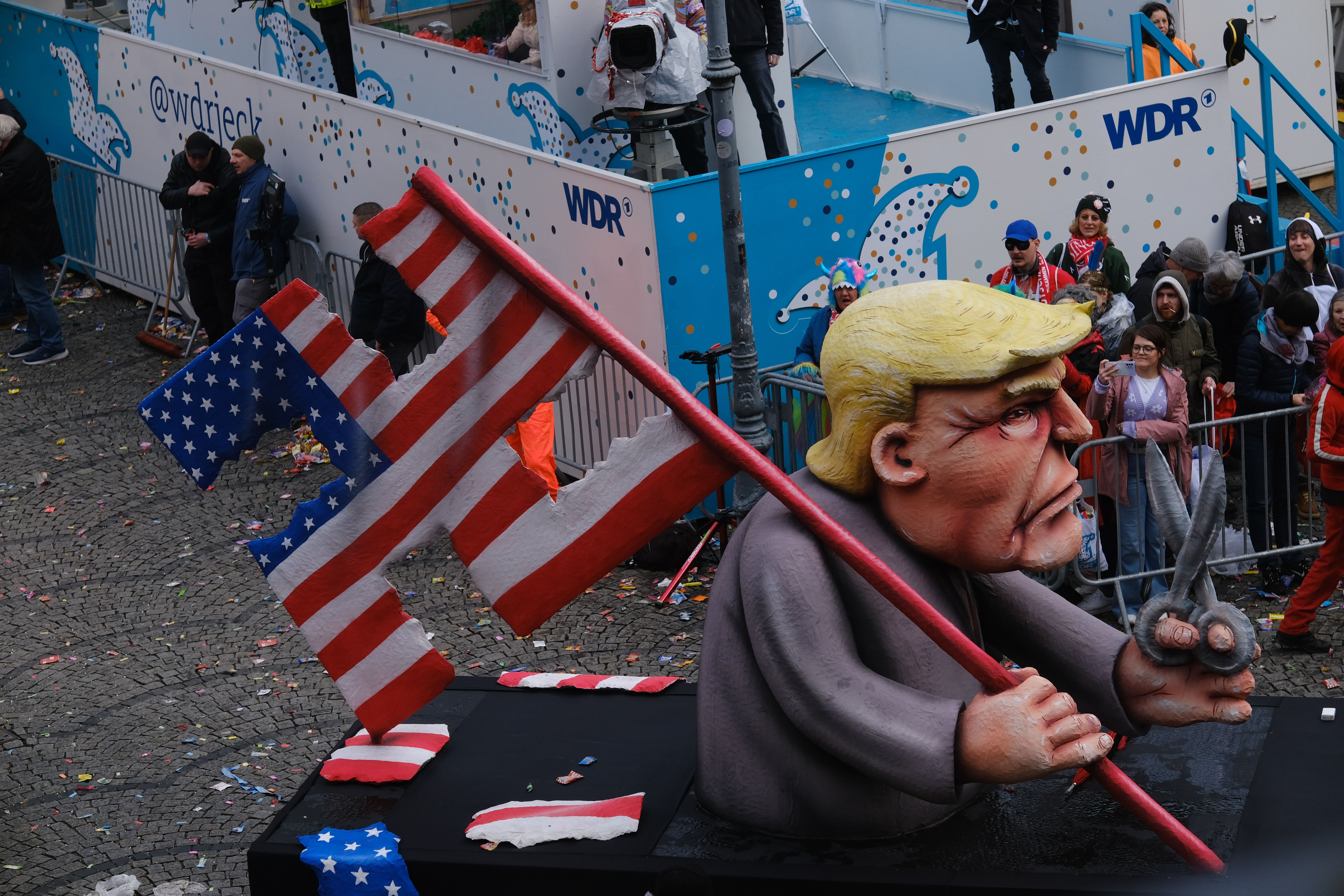 Einer der verschiedenen Mottowagen von Wagenbauer Jacques Tilly: Donald Trump schneidet aus der Amerika-Flagge ein Hakenkreuz © Landeshauptstadt Düsseldorf/Michael Gstettenbauer 