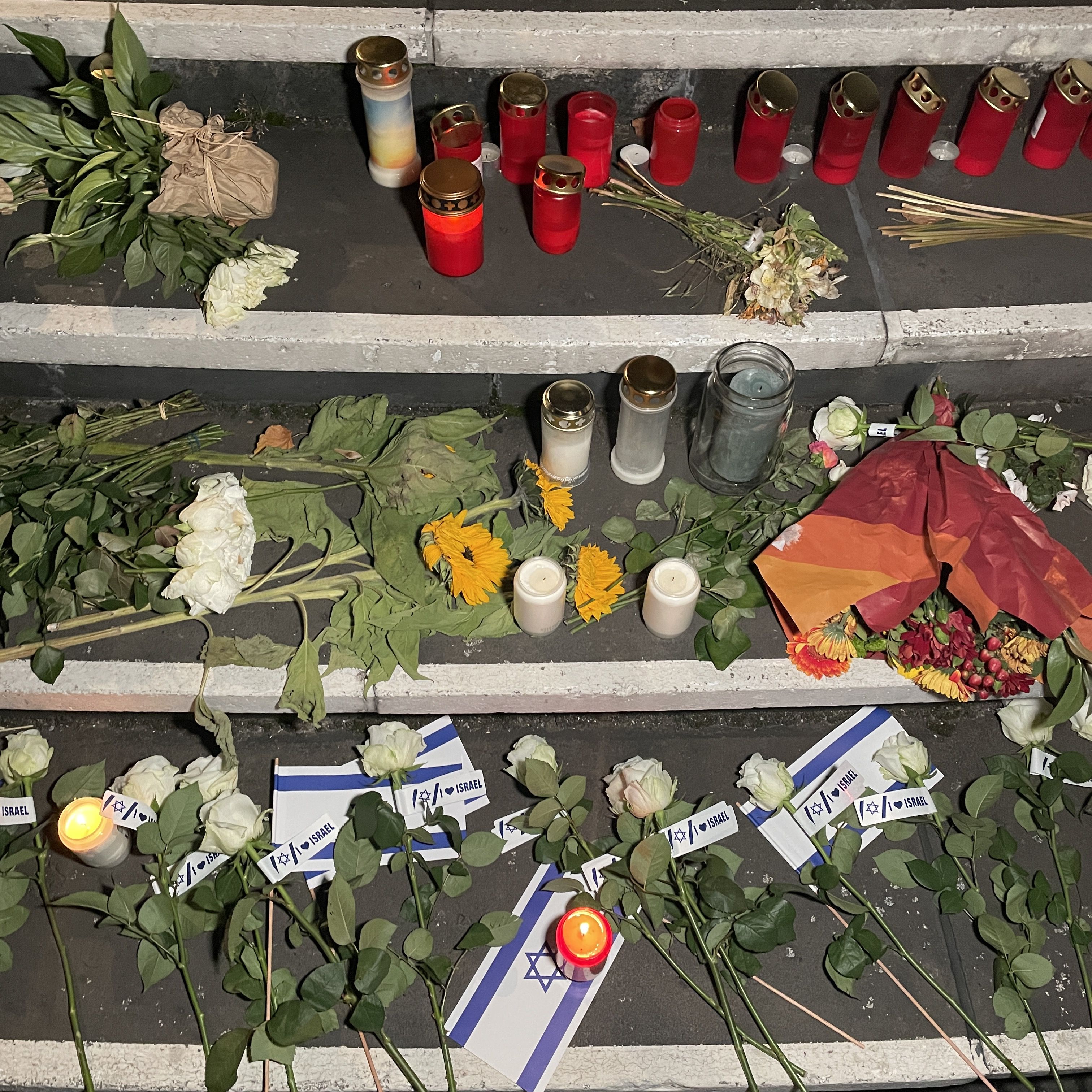 Friedensgebet vor Düsseldorfer Synagoge / Foto: Viktoria Dürksen