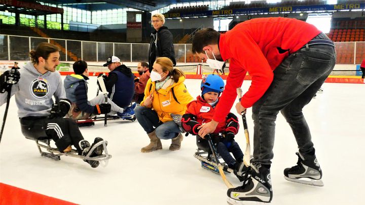 Mitglieder des Para Ice Hockey Germany National Teams und Fördervereins e.V. sind nach Düsseldorf gekommen, um diese Sportart beim Eislaufen für Menschen mit Behinderungen bekannter zu machen © Tino Hermanns 