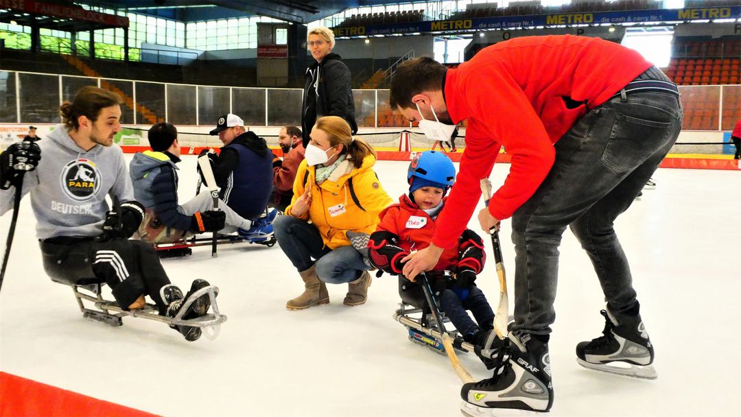 Mitglieder des Para Ice Hockey Germany National Teams und Fördervereins e.V. sind nach Düsseldorf gekommen, um diese Sportart beim Eislaufen für Menschen mit Behinderungen bekannter zu machen © Tino Hermanns 