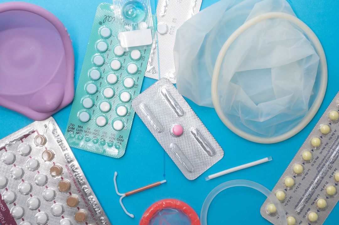 Auswahl an Produkten der reproduktiven Gesundheit: Pille, Diaphragma, Kondome, Vaginalring, Intrauterinpessar, Implantat, DMPA, Notfallverhütung, Antibabypillen ©Reproductive Health Supplies Coalition