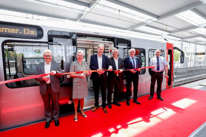 Roter Teppich und rotes Band für die neuen Stadtbahnen des Typs HF6. Beim Scherenschnitt (von links): Michael Richarz (Rheinbahn-Vorstand Technik und Betrieb), Susanne Momberg (Rheinbahn-Vorstand Finanzen), Oberbürgermeister Dr. Stephan Keller, Andreas Hartnigk (Aufsichtsratsvorsitzender der Rheinbahn), Klaus Klar (Rheinbahn-Vorstandsvorsitzender und Arbeitsdirektor) und Fahrer Peter Skorik.