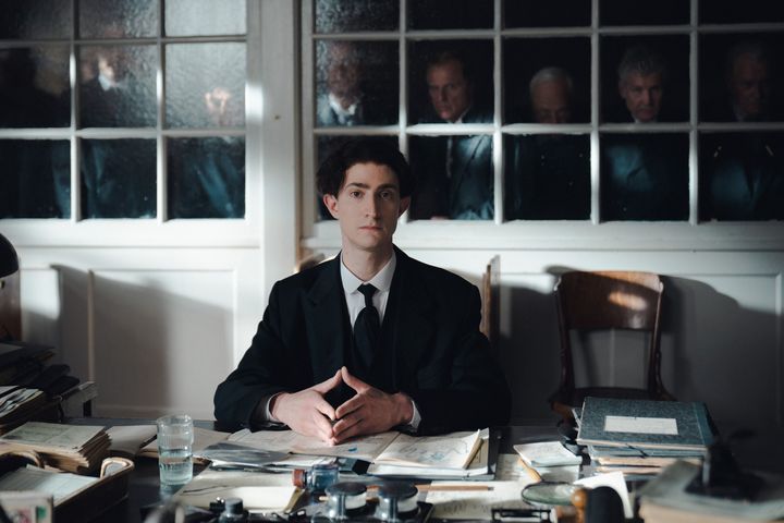 Franz Kafka (Idan Weiss) am Schreibtisch – Filmszene aus ‚FRANZ K. / Foto: Marlene Film Production / X Verleih AG