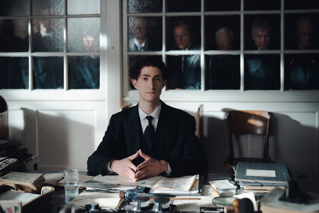 Franz Kafka (Idan Weiss) am Schreibtisch – Filmszene aus ‚FRANZ K. / Foto: Marlene Film Production / X Verleih AG