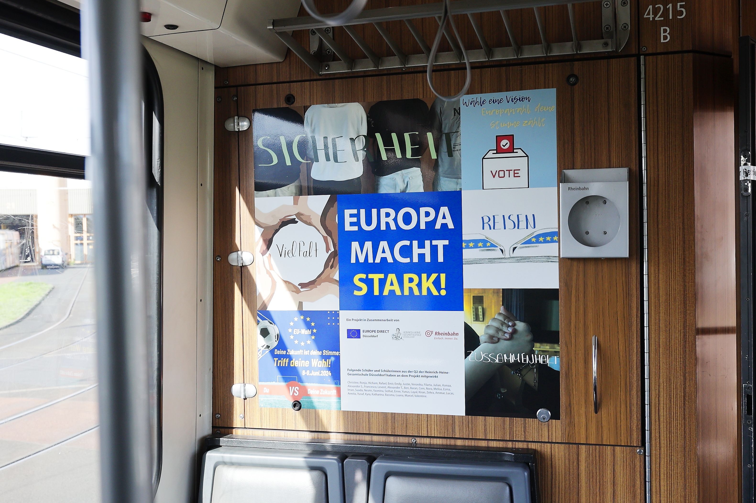 Am Anfang und Ende des Abteils hängen Plakate, die Ergebnis eines Europa-Workshops vom Europe Direct Düsseldorf und der Heinrich-Heine-Gesamtschule Düsseldorf sind © Landeshauptstadt Düsseldorf/David Young 