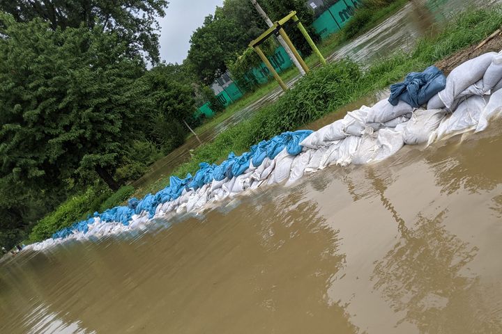 Die kurze Vorwarnzeit (maximal zwei Stunden) macht es unmöglich, einen Schutz durch Sandsäcke zu errichten. Daher ist es notwendig, alternative Systeme anzuschaffen, wie es bereits in der Ostparksiedlung der Fall ist /Foto: Düssel-Ostpark 15.07.2021 © Arthur H.C. Scholz