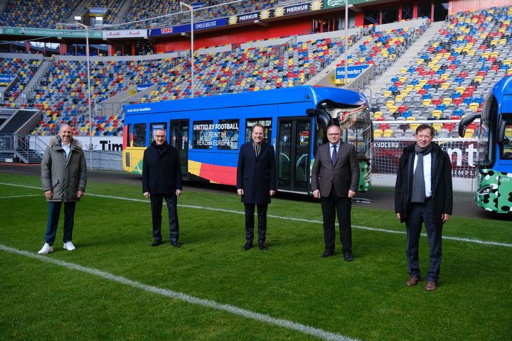 Werbung für die Fußball-EM: D.Live-Geschäftsführer Michael Brill, Rheinbahn-Vorstandschef Klaus Klar, Oberbürgermeister Dr. Stephan Keller, EURO-Geschäftsführer Andreas Schär und Stadtdirektor Burkhard Hintzsche stellen den neuen Elektrobus vor © Landeshauptstadt Düsseldorf/Michael Gstettenbauer 