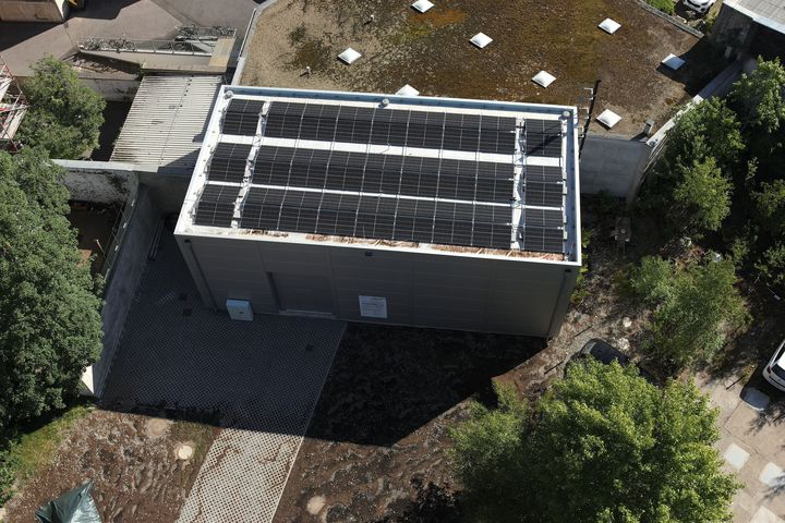 Besonderheit der neuen Grundwassersanierungsanlage an der Flurstraße ist die Photovoltaikanlage auf dem Dach © Landeshauptstadt Düsseldorf, Umweltamt 