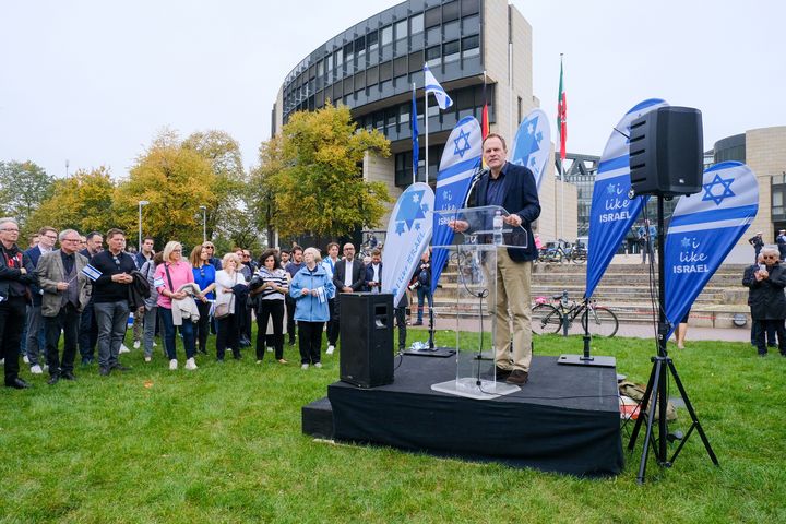 Oberbürgermeister Dr. Stephan Keller bei seiner Ansprache bei der Solidaritätskundgebung für Israel auf der Wiese vor dem Landtag © Landeshauptstadt Düsseldorf/Michael Gstettenbauer 