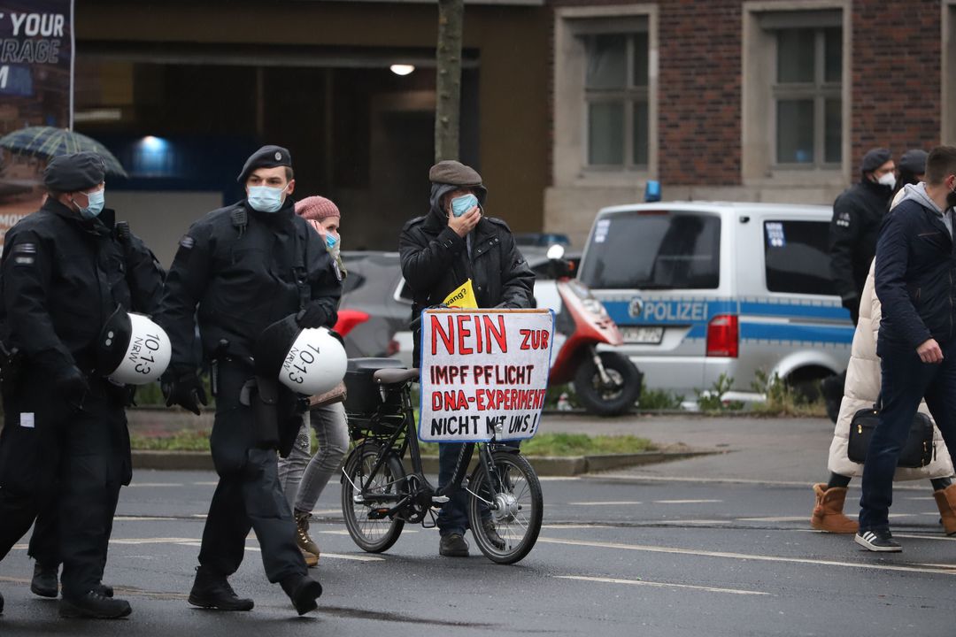 Menschen, die gegen Corona-Beschränkungen in Düsseldorf protestieren- am 08.01.22 / Foto Düsseldorf © unsplash.com/photojournalism