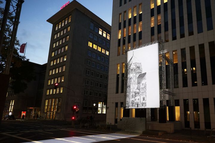 Mit der Arbeit "missing link_" realisiert Mischa Kuball eine vorerst temporäre Lichtinstallation auf der Kasernenstraße, die das Gedenken an die im Nationalsozialismus zerstörte, zentrale Synagoge der Stadt in den Mittelpunkt stellt © Landeshauptstadt Düsseldorf/David Young 