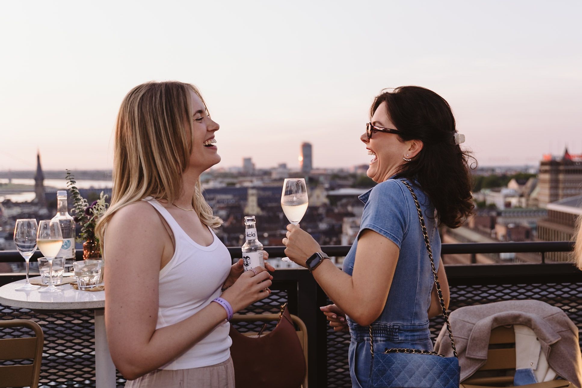 Lachen mit Aussicht – bei NOX wurde nicht nur genetworkt, sondern echt verbunden. / Foto: Bernadett Yehdou / fotoyeh