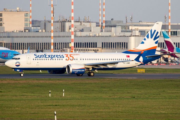 Boeing 737 MAX 8 von SunExpress mit Jubiläumsmarkierung am Flughafen Düsseldorf. Die Airline fliegt seit 1990 ab DUS in die Türkei. / Foto: Rainer Spoddig
