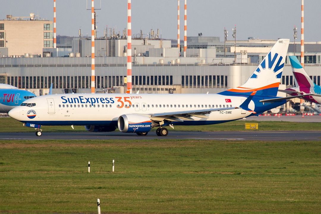 Boeing 737 MAX 8 von SunExpress mit Jubiläumsmarkierung am Flughafen Düsseldorf. Die Airline fliegt seit 1990 ab DUS in die Türkei. / Foto: Rainer Spoddig
