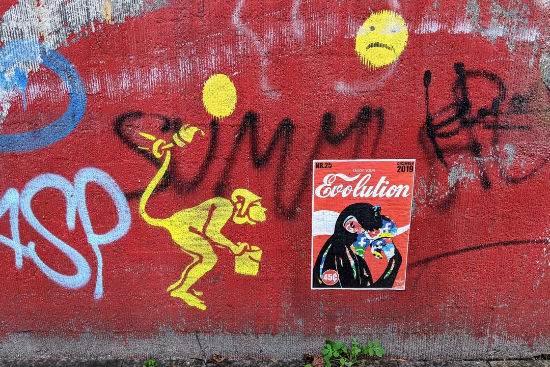 Narrenfreiheit – Kunst in der Wagenbauhalle, Jahresausstellung Düsseldorfer Künstler e.V. / Foto: Street art, Kiefernstr. - MaJo Brothers, yellow monkey © Alexandra Scholz-Marcovich