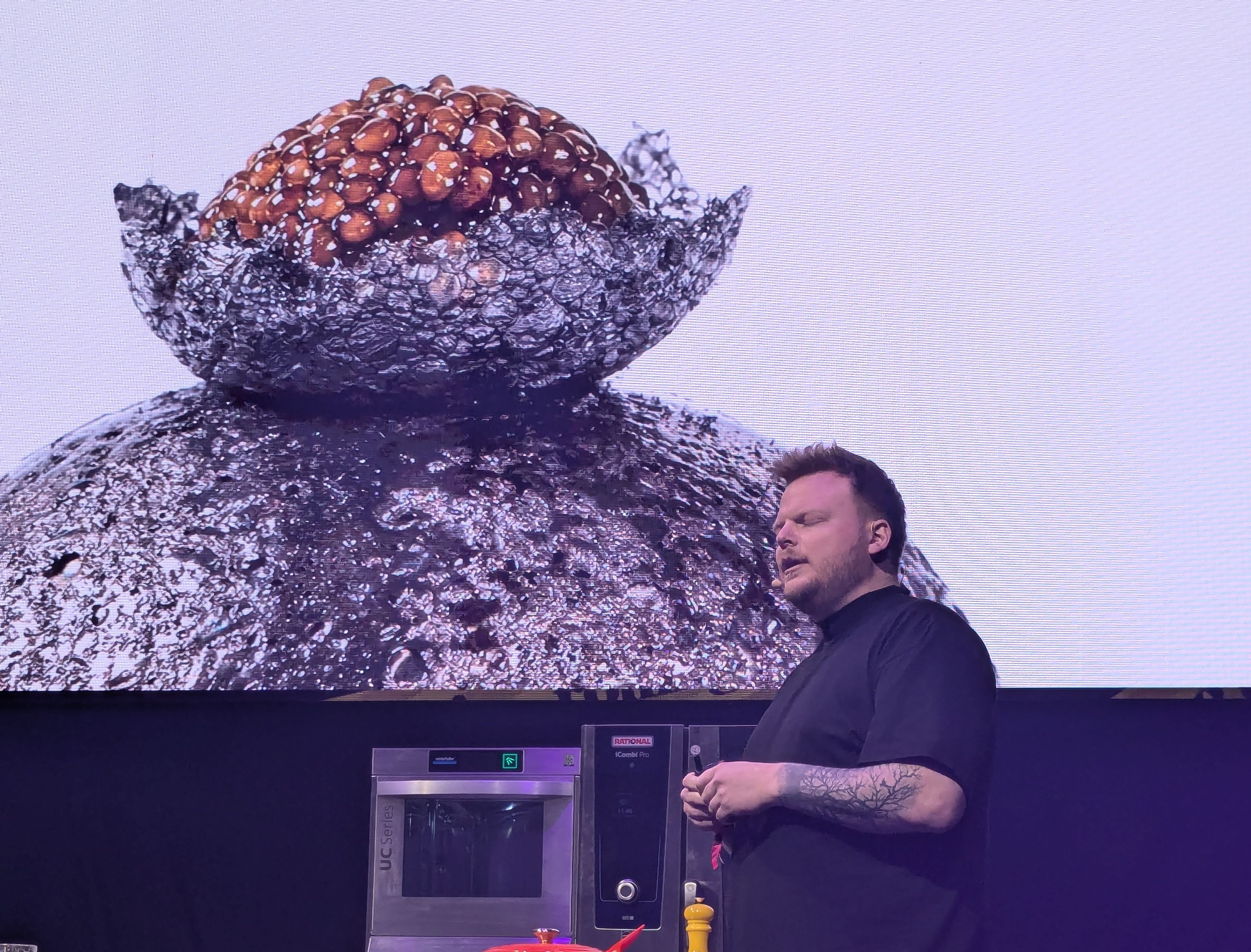 Kulinarische Innovation mit Herz: Mit essbaren Blasen zeigt Rasmus Munk, wie Gastronomie auch medizinisch und menschlich helfen kann. / Foto: Stefan Scholz, NDOZ