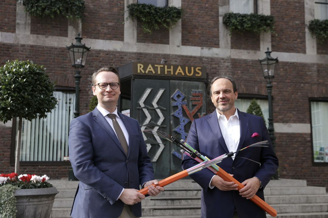 Dezernent Dr. Michael J. Rauterkus (l.) und Telekom-Geschäftsführer Hagen Rickmann trafen sich im Rathaus zum Thema "Glasfaserausbau" in Düsseldorf © Landeshauptstadt Düsseldorf/Ingo Lammert 