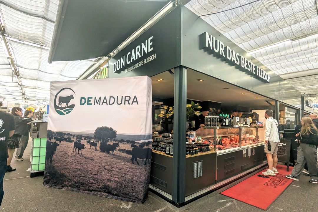 Frisch eingetroffen auf dem Carlsplatz: DEMADURA feiert Premiere direkt am Don-Carne-Stand. / Foto: Alexandra Scholz-Marcovich, NDOZ