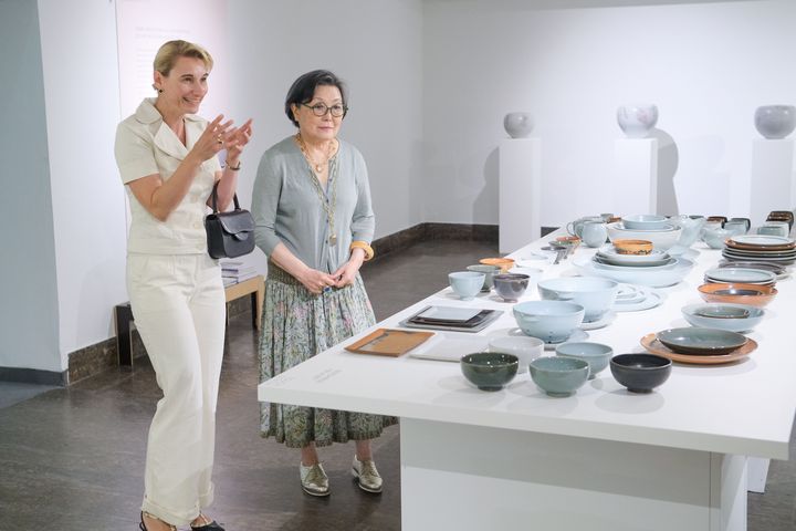 "Touch gently": Dr. Daniela Antonin (l.), Direktorin des Museums, und Young-Jae Lee stellten die Werke in der Ausstellung vor, von denen einzelne auch angefasst werden können © Landeshauptstadt Düsseldorf/Michael Gstettenbauer 