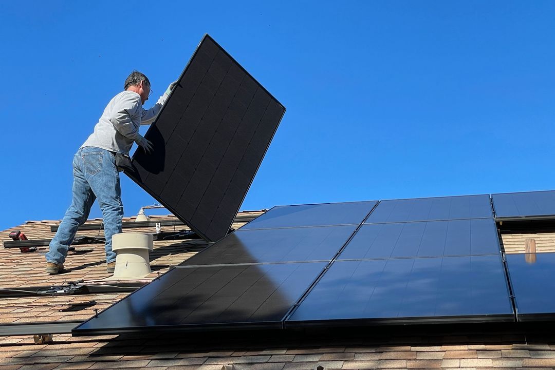 Photovoltaikanlage auf dem Dach eines Einfamilienwohnhauses in der „Golzheimer Siedlung“ in Düsseldorf zulässig /Symbolbild / Foto © Bill Mead, unsplash