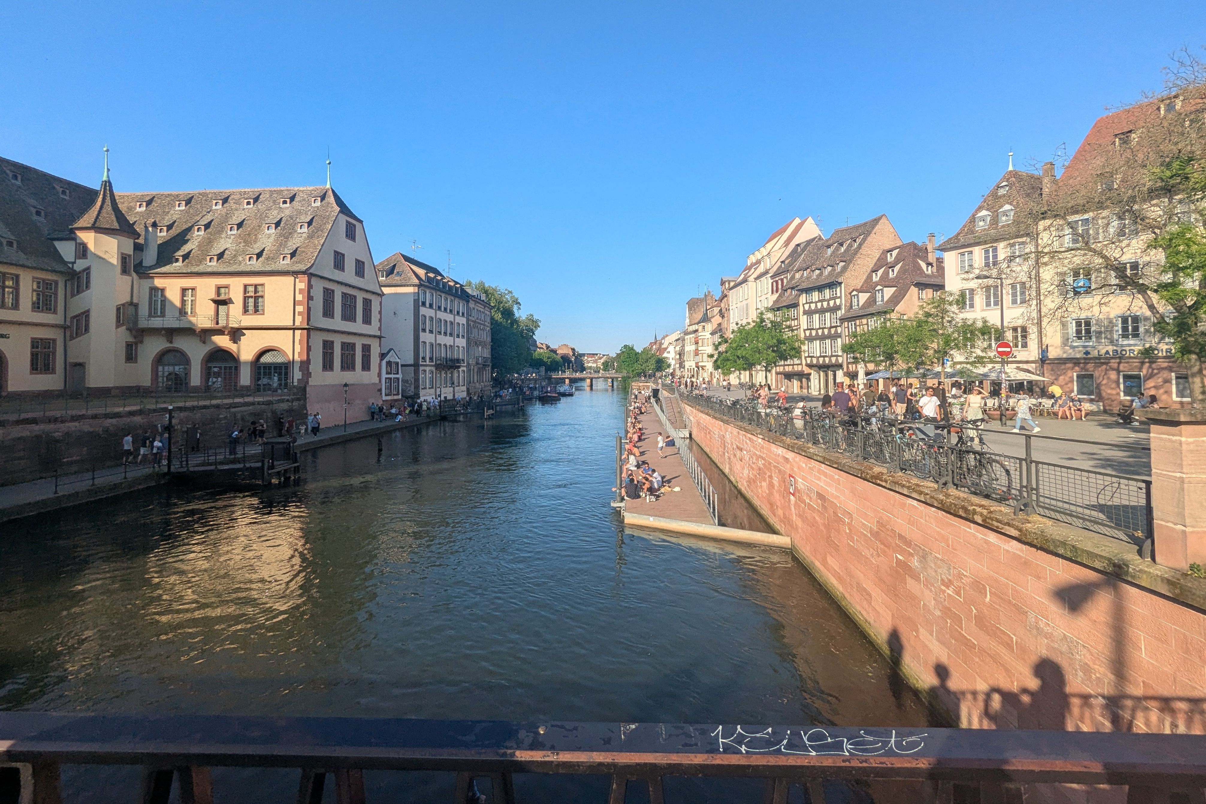 Straßburg: Blick auf die Ill mit Altstadt-Häusern und Uferpromenade