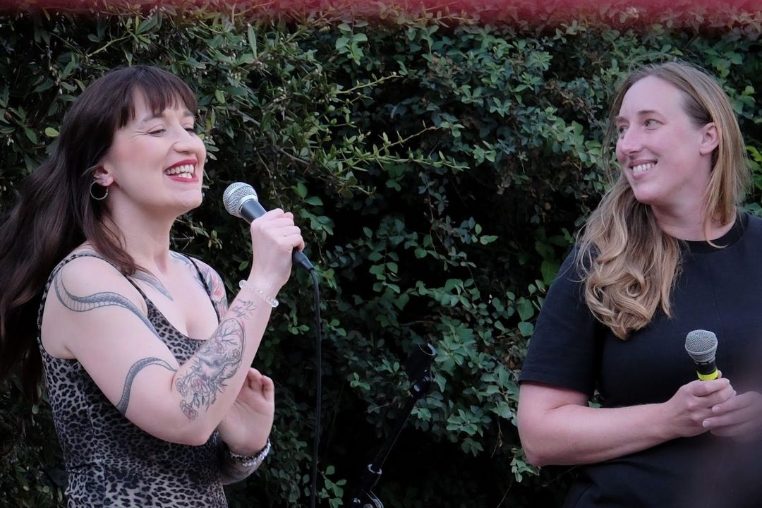 Heidi Reichinnek (links) und OB-Kandidatin Julia Marmulla auf dem Fürstenplatz / Foto: Die Linke Düsseldorf