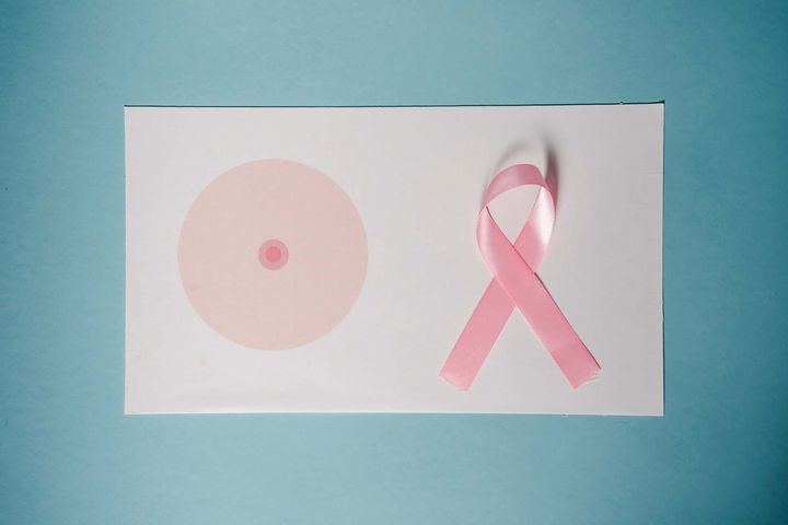 Die Rosa Schleife ist ein internationales Symbol, durch das Solidarität mit Frauen zum Ausdruck gebracht werden kann, die an Brustkrebs erkrankt sind.