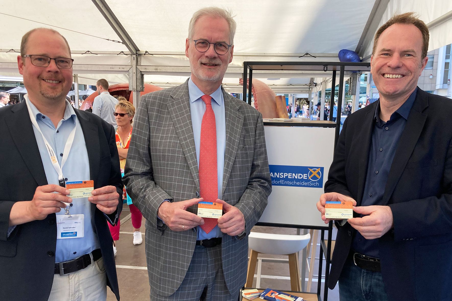 Mit Düsseldorfs Oberbürgermeister Dr. Stephan Keller (rechts) hatte die Kampagne #DüsseldorfEntscheidetSich von Beginn an einen starken Fürsprecher. Laut Prof. Dr. Dr. Frank Schneider (Mitte, Vorstandsvorsitzender und Ärztlicher Direktor, Uniklinik Düsseldorf) habe das einen deutlichen Schub gegeben. Links: Daniel Schrader (Initiator und Organspendekoordinator an der Uniklinik) / Foto: UKD