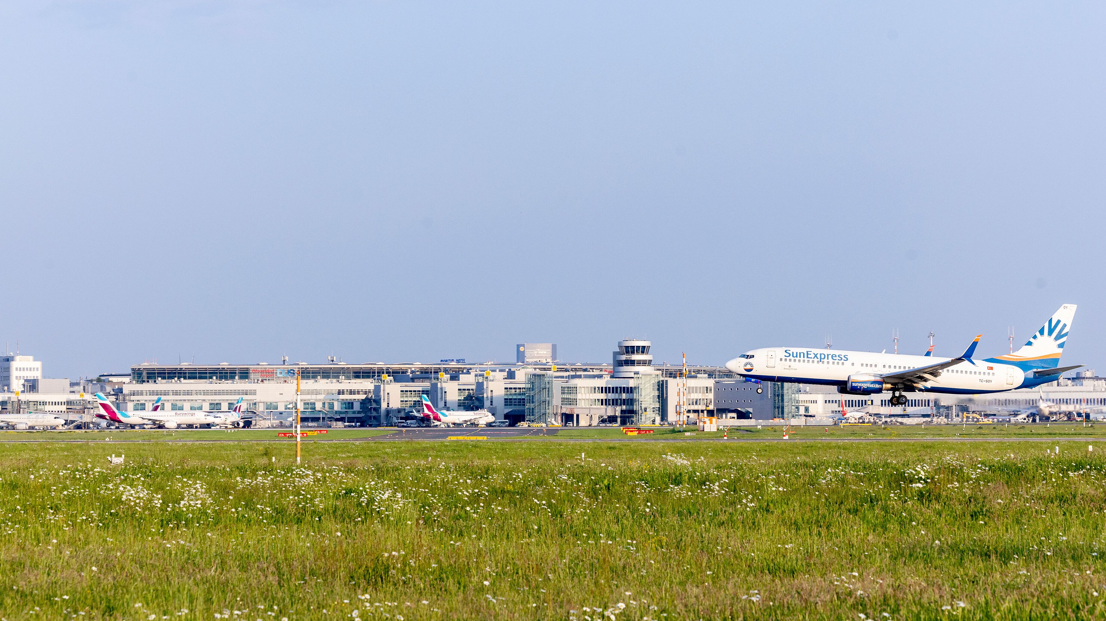 Hochbetrieb im Sommer – der Flughafen Düsseldorf erwartet über 23.000 Starts und Landungen in den Ferien. / Foto: Flughafen Düsseldorf / Andreas Wiese