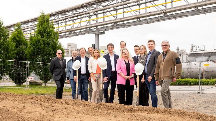 Das Projektteam eröffnete mit dem Spatenstich den Bau der Erweiterung des Konsumgüterlagers. / Foto: Henkel