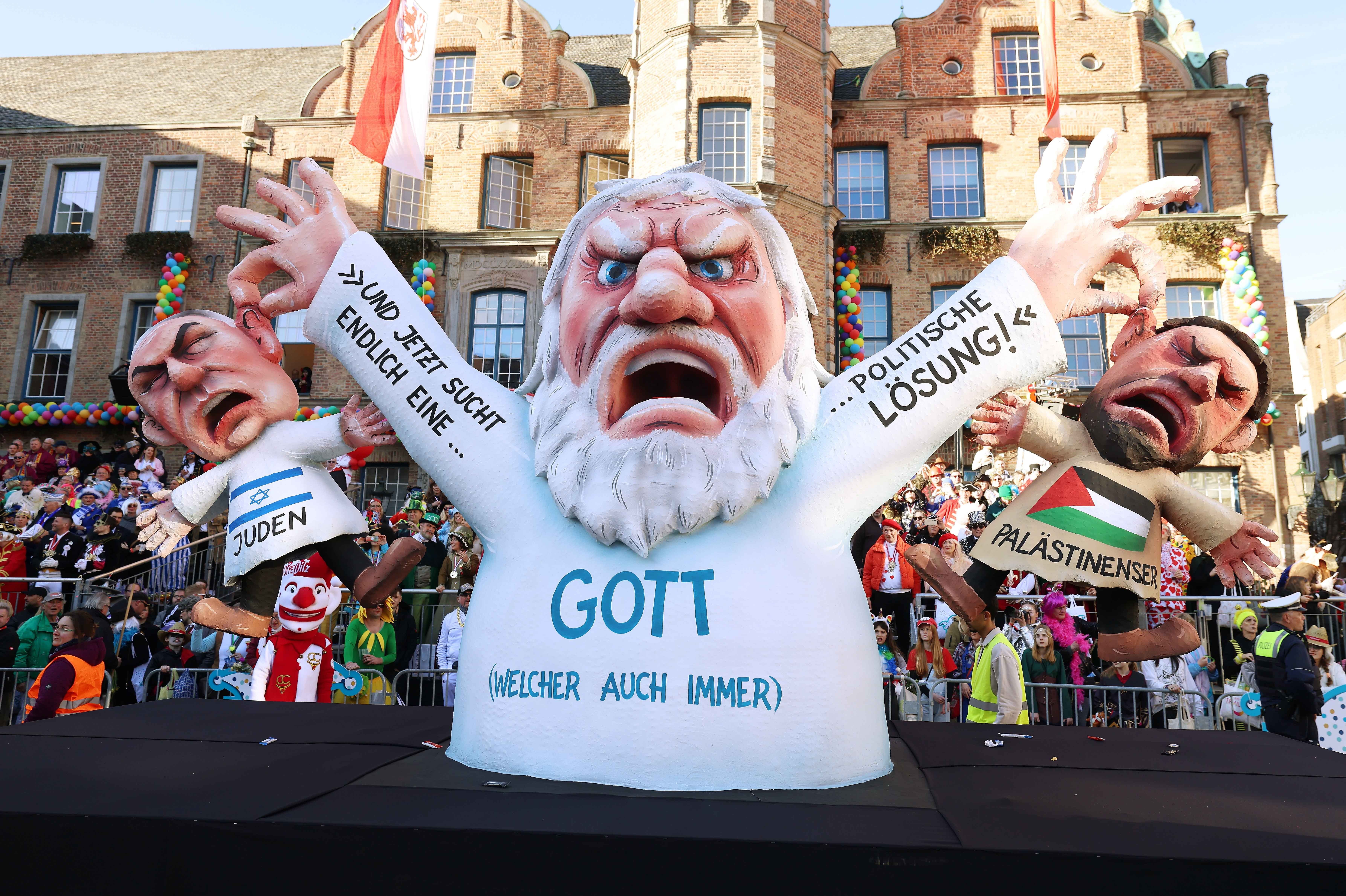 Mottowagen mit der Aufschrift "Gott (welcher auch immer)" und dem Appell "... und jetzt sucht endlich eine politische Lösung, Israelis - Palästinenser" © Landeshauptstadt Düsseldorf/David Young 