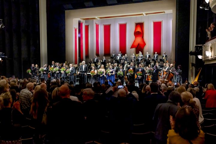Großartige Stimmung im Opernhaus: Die Künstlerinnen und Künstler der letztjährigen Festlichen Operngala für die Deutsche AIDS-Stiftung wurden vom Publikum mit großem Applaus gefeiert. / Foto: Anne Orthen