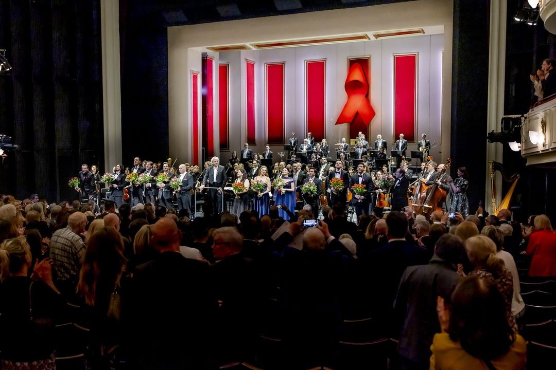 Großartige Stimmung im Opernhaus: Die Künstlerinnen und Künstler der letztjährigen Festlichen Operngala für die Deutsche AIDS-Stiftung wurden vom Publikum mit großem Applaus gefeiert. / Foto: Anne Orthen