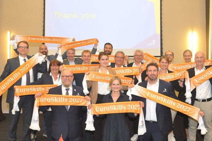 Überzeugten mit ihrer Präsentation: WorldSkills Germany und WorldSkills Luxembourg bewarben sich gemeinsam um die Ausrichtung der EM der Berufe, der EuroSkills 2027. Die Generalversammlung der europäischen Dachorganisation WorldSkills Europe votierte einstimmig dafür. Das Leuchtturmevent der beruflichen Bildung in Europa wird im September 2027 in Düsseldorf starten.