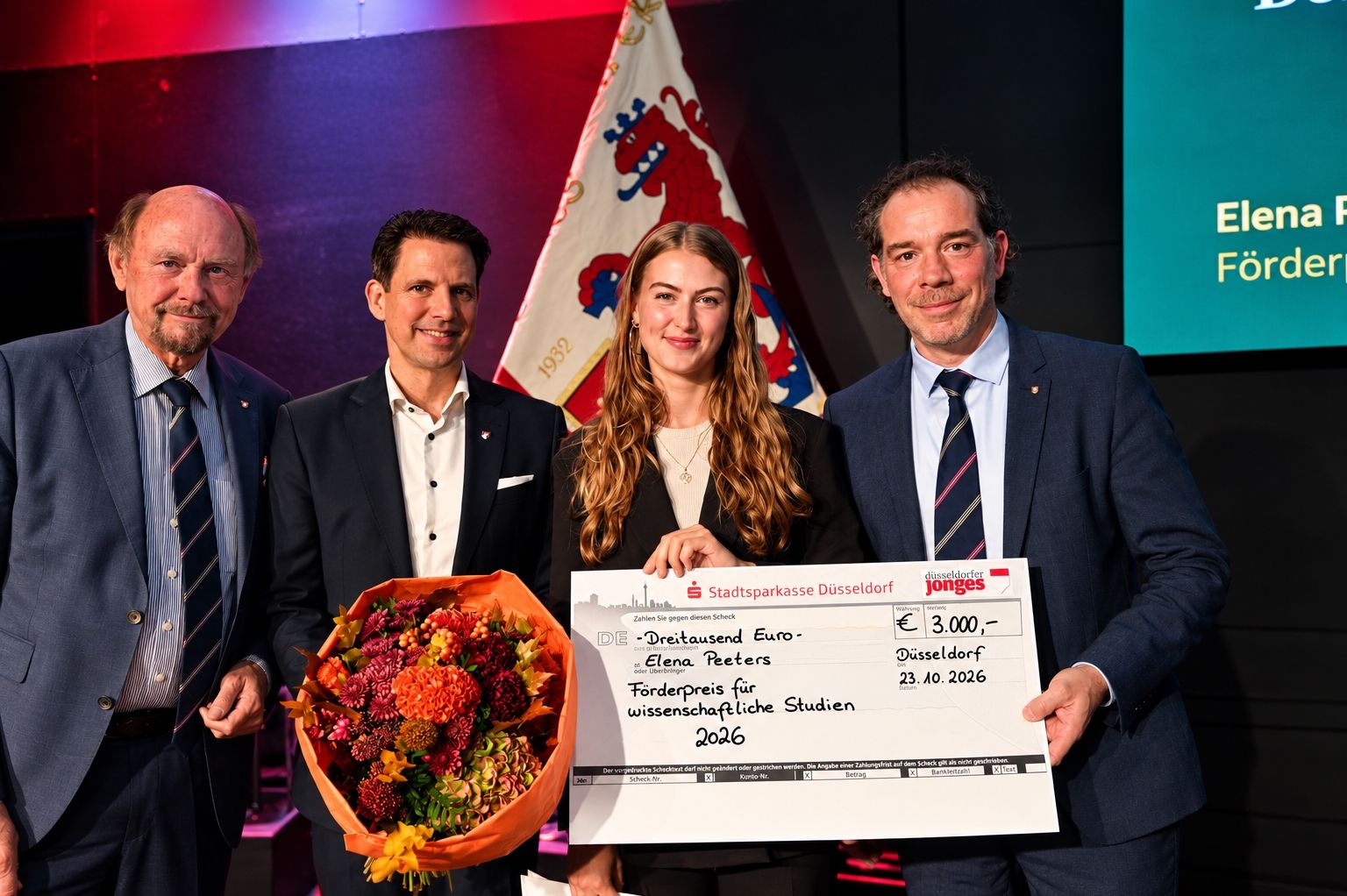 Elena Peeters bei der Verleihung des Förderpreises für wissenschaftliche Studien 2026 mit Reinhold Hahlhege, Timo Greinert und David Mondt von den Düsseldorfer Jonges