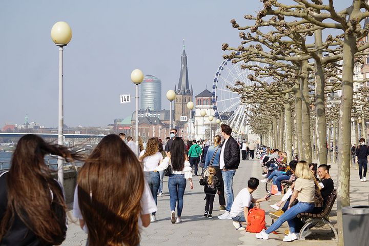 Schild Maskenpflicht und Menschen am Rheinufer / Foto © Jo Achim Geschke