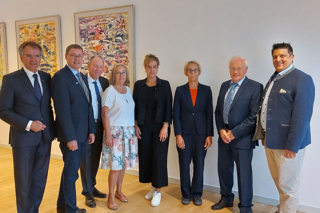 Ralf Stoffels, Präsident von IHK NRW, Wirtschaftsministerin des Landes NRW, Mona Neubauer und Mitglieder Mittelstandsbeirat / Foto: IHK