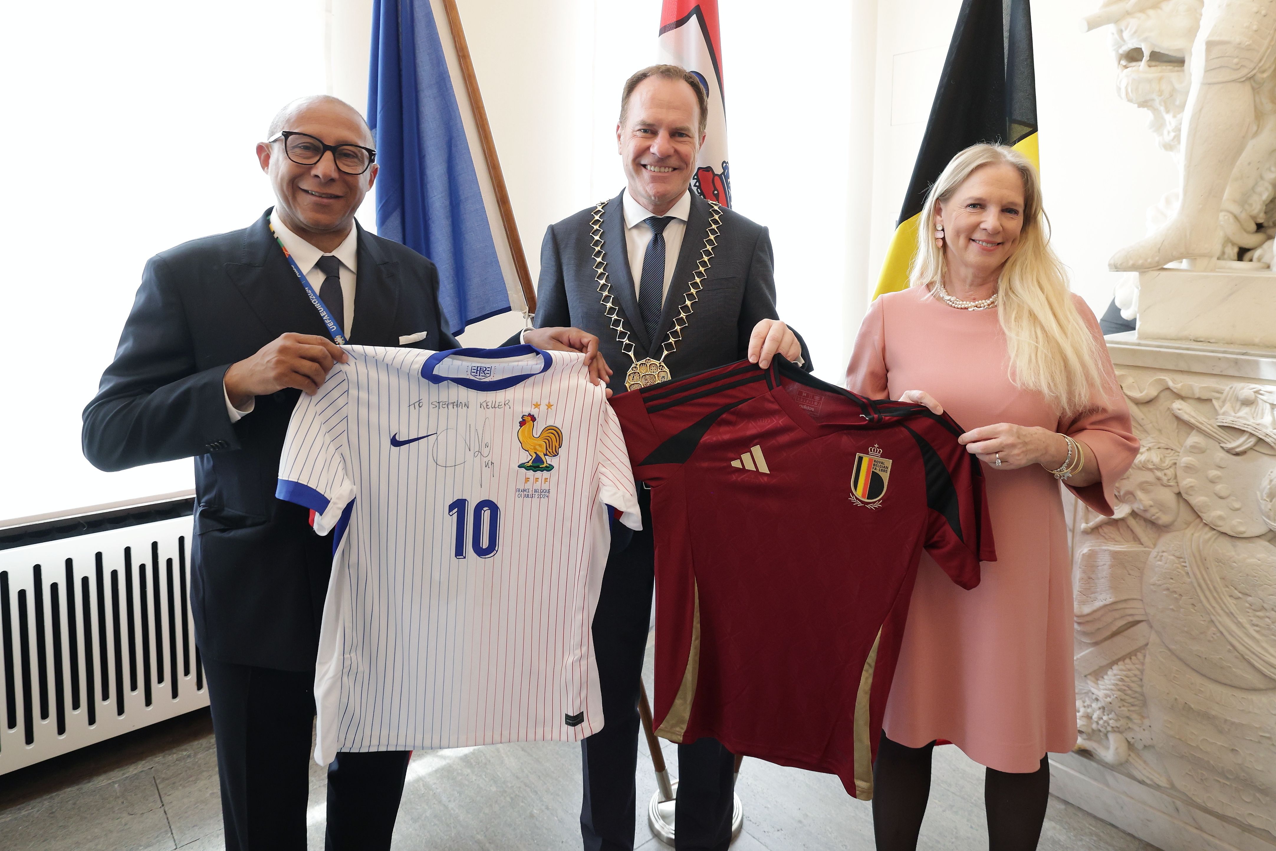 OB Dr. Keller (Mitte) begrüßte Philippe Diallo (Verbandspräsident Frankreich) und Pascale van Damme (Verbandspräsidentin Belgien) im Rathaus © Landeshauptstadt Düsseldorf/David Young 