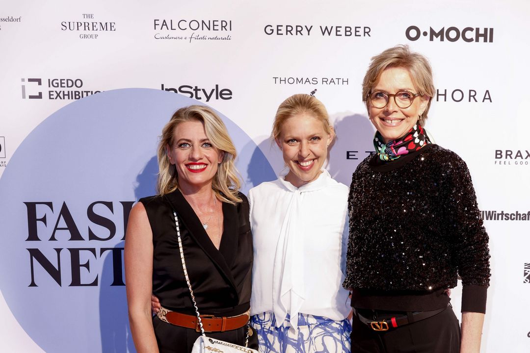 v. l. n. r.: Fashion Net Düsseldorf e.V. Vorstandsvorsitzende Aline Müller-Schade (Geschäftsführung THE SUPREME GROUP/munichfashion.company) mit den neuen Mitgliedern des Vorstands Theresa Winkels (Amtsleitung Wirtschaftsförderung der Landeshauptstadt Düsseldorf) und Ulrike Kähler (Geschäftsführung Igedo Exhibitions) / Foto: FND