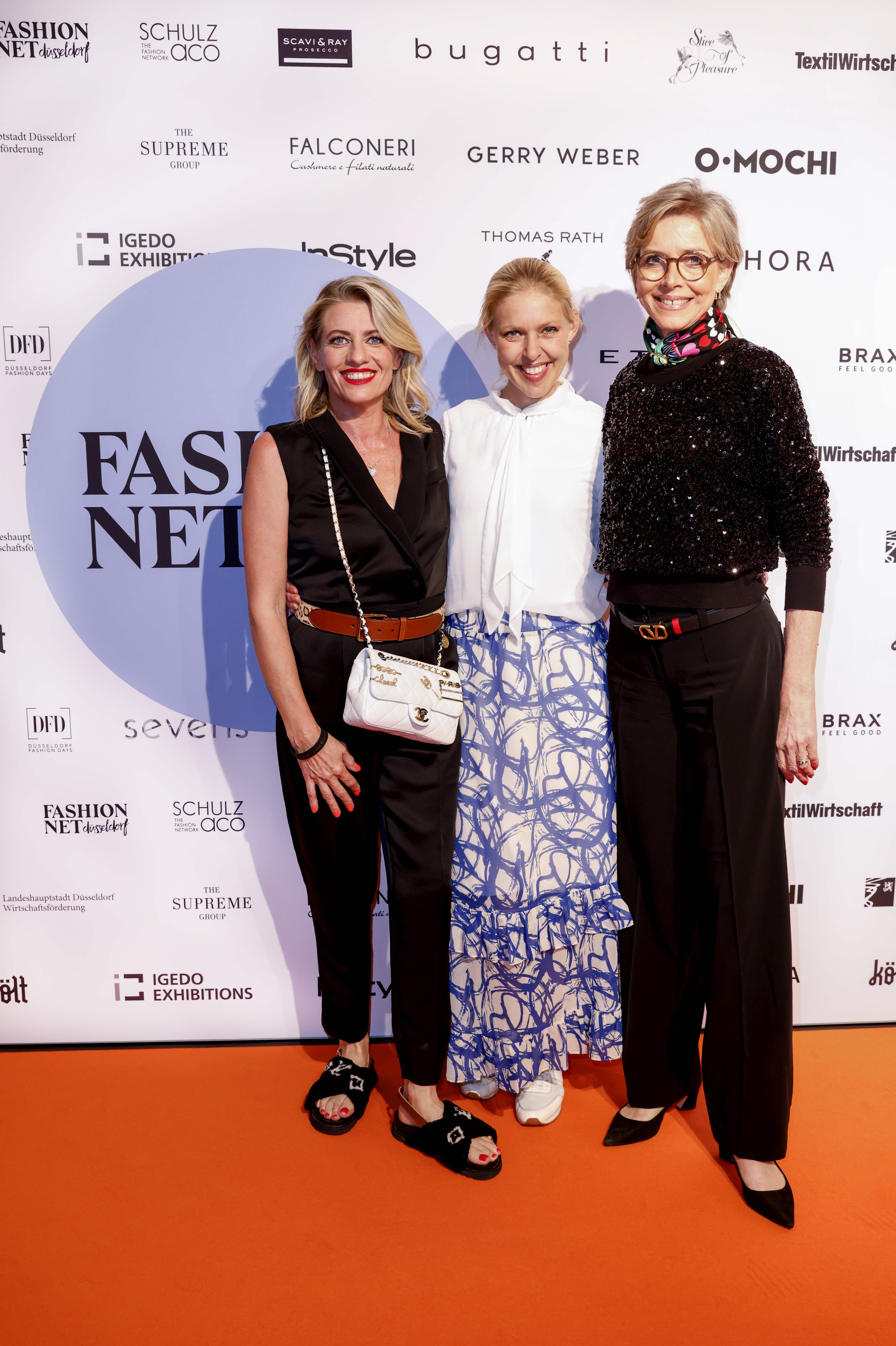 v. l. n. r.: Fashion Net Düsseldorf e.V. Vorstandsvorsitzende Aline Müller-Schade (Geschäftsführung THE SUPREME GROUP/munichfashion.company) mit den neuen Mitgliedern des Vorstands Theresa Winkels (Amtsleitung Wirtschaftsförderung der Landeshauptstadt Düsseldorf) und Ulrike Kähler (Geschäftsführung Igedo Exhibitions) / Foto: FND