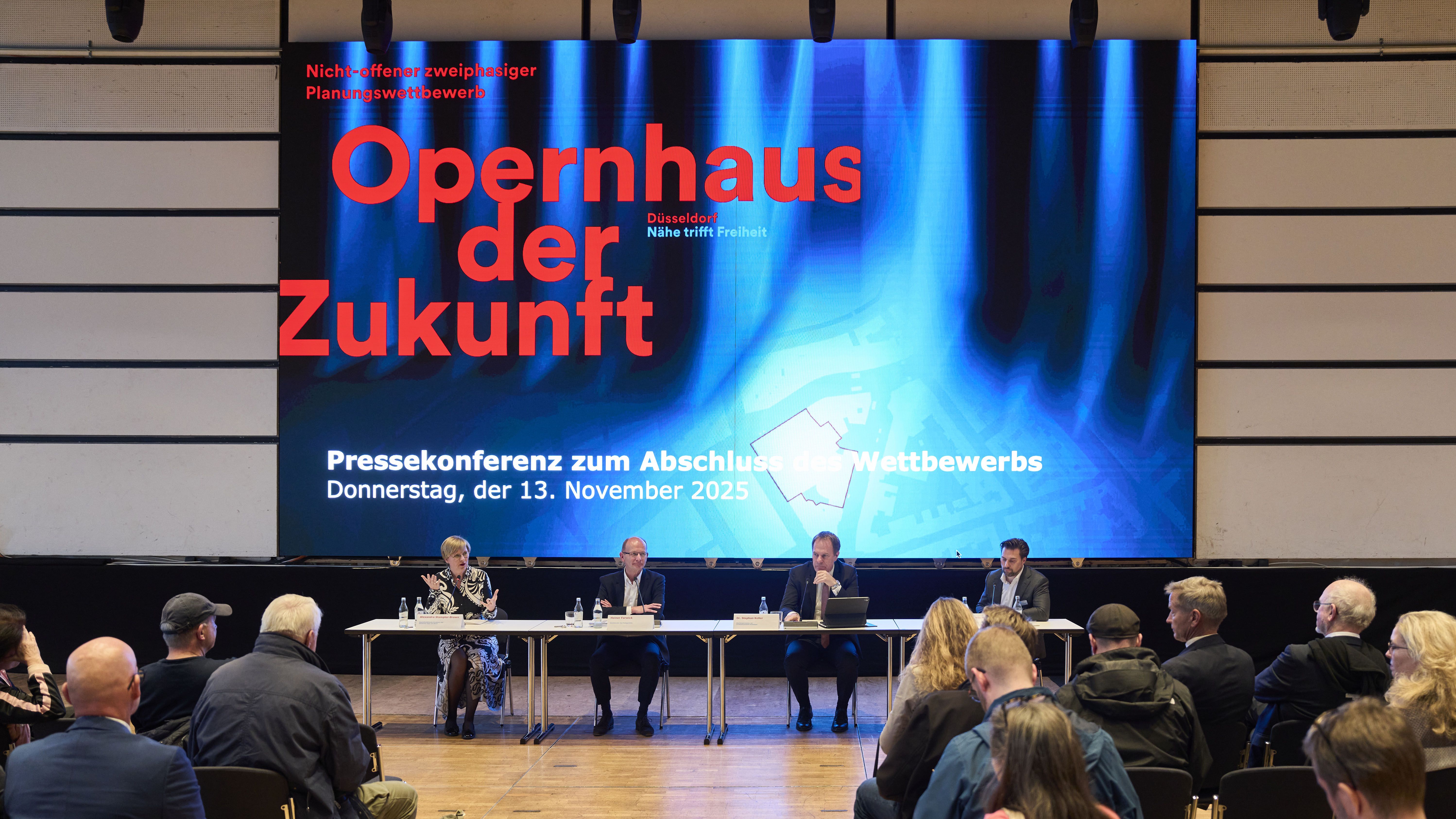 (v.l.) Alexandra Stampler-Brown, Geschäftsführende Direktorin der Oper am Rhein, Architekt und Stadtplaner Heiner Farwick, Vorsitzender des Preisgerichts, Oberbürgermeister Dr. Stephan Keller sowie Stadtsprecher Nils Mertens präsentierten die Siegerentwürfe. / Foto: Landeshauptstadt Düsseldorf/Claus Langer