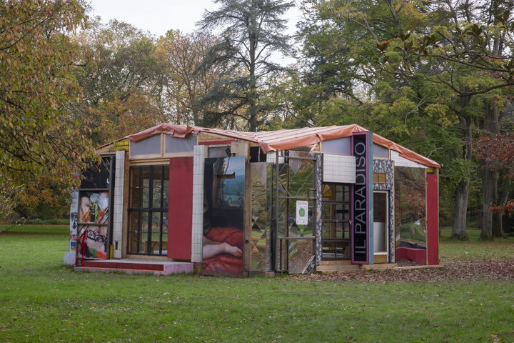 Das "Theater of Hopes and Expectations" im Düsseldorfer Volksgarten im Herbst 2022. Künftig steht das Gebäude als Wohnhaus in der Ukraine © Prykarpattian Theater/Courtesy Kunstkommission Düsseldorf 