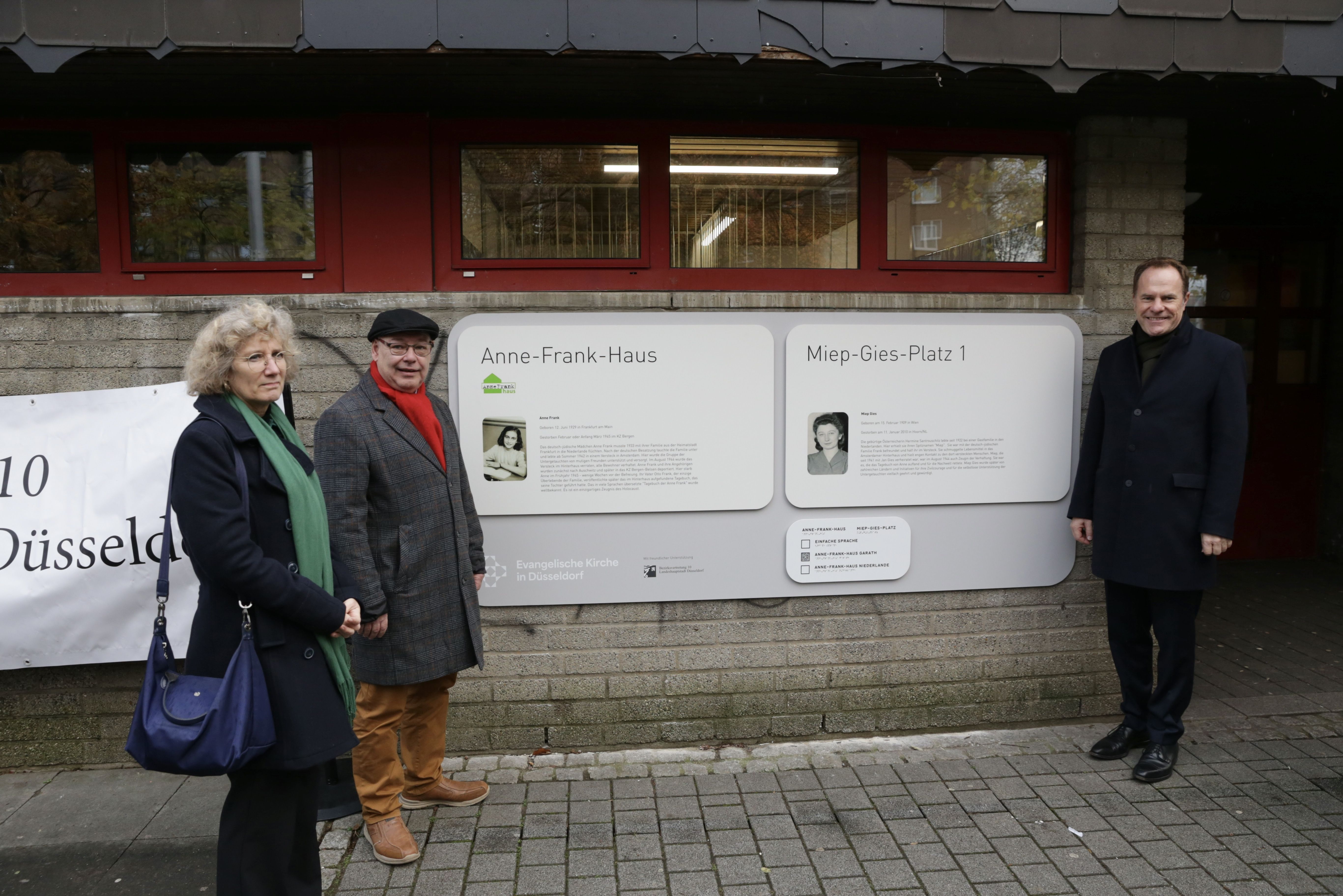 Oberbürgermeister Dr. Stephan Keller (r.) enthüllte gemeinsam mit Generalkonsulin Hannah Tijmes und Bezirksbürgermeister Jürgen Bohrmann die neue Gedenktafel am Anne-Frank-Haus © Landeshauptstadt Düsseldorf/Ingo Lammert 