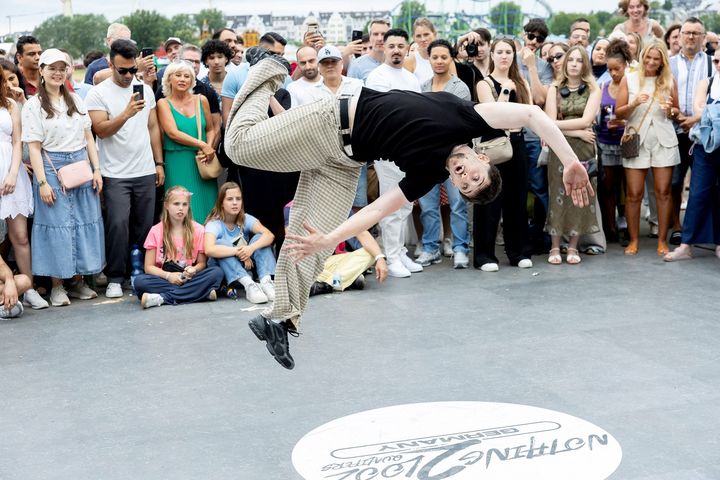 „Rien ne va plus – außer Breakdance!“ Der vierfache Weltmeister Abdel Chaouri und die Break’in Kids aus Toulouse brachten bei der deutschen Qualifikation von Nothing2Looz den Asphalt an der Unteren Rheinwerft zum Glühen. / Foto: Andreas Wiese / DD
