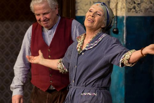 Volkstheater-Traumpaar lädt zum „Tratsch im Treppenhaus“