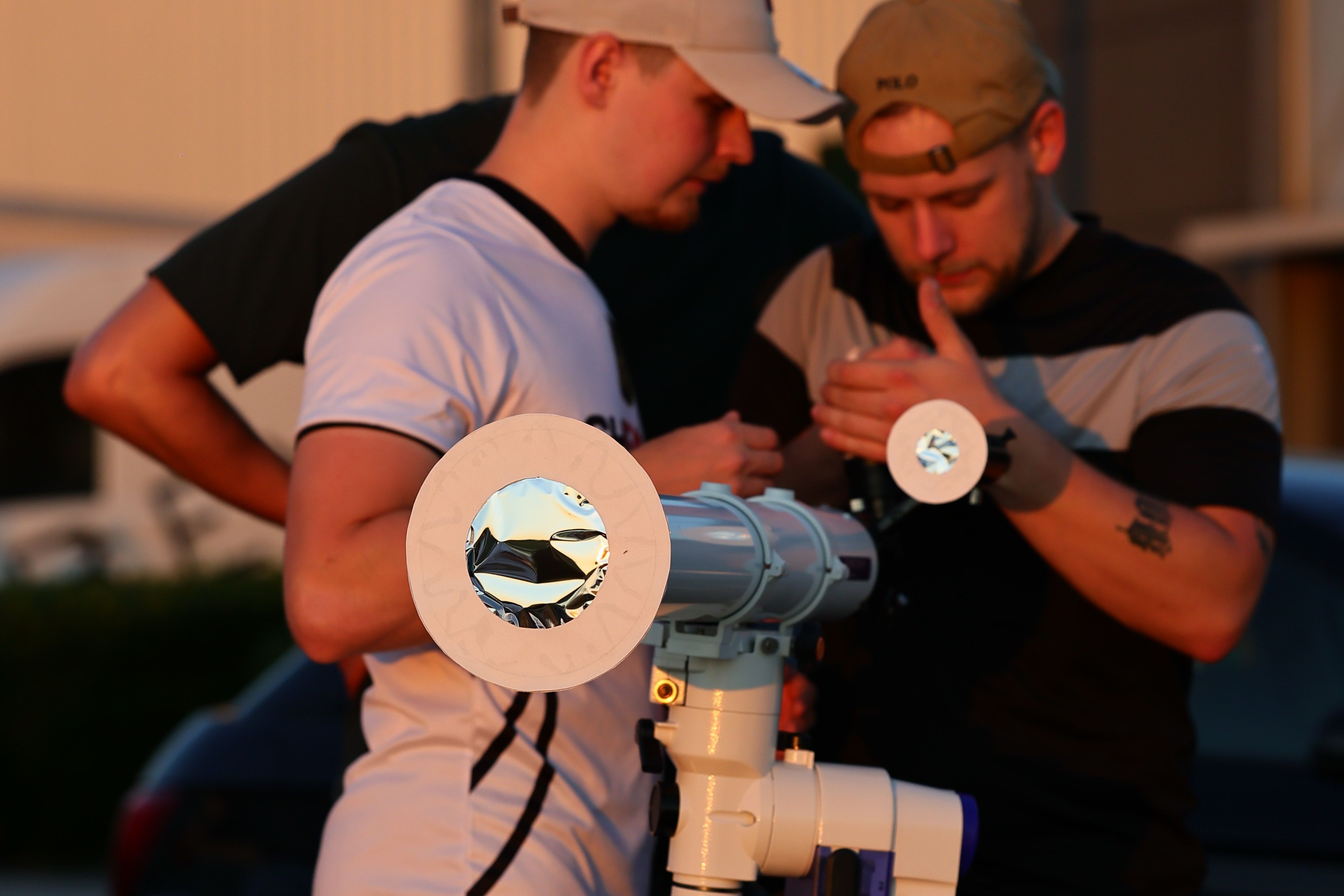 Zwei Männer richten ihre fotografische Ausrüstung zur Aufnahme der Sonnenfinsternis in Düsseldorf aus.