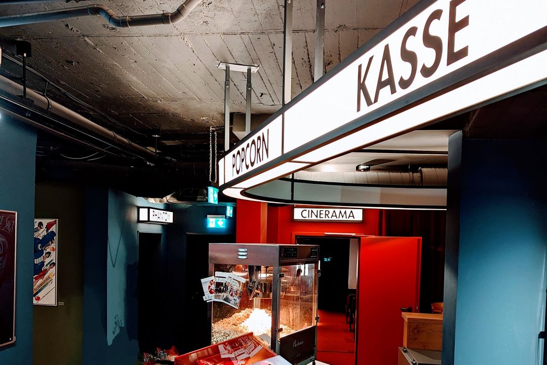 Blick in den Eingangsbereich des Metropol-Kinos in Düsseldorf mit Kasse, Popcornstand und dem Saalzugang Cinerama